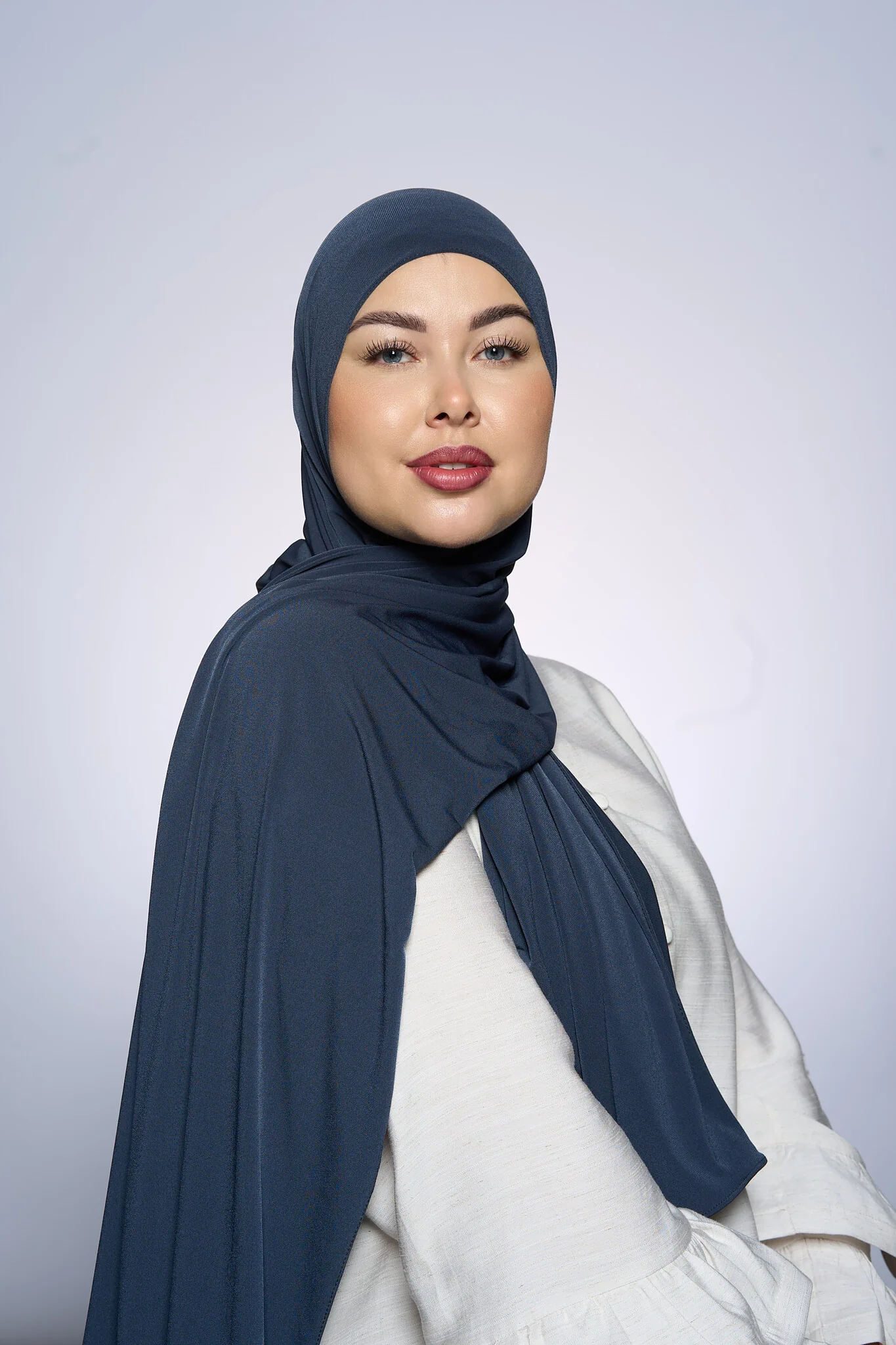 Premium Jersey Hijab Fin -   Anthracite Gray - Image 3
