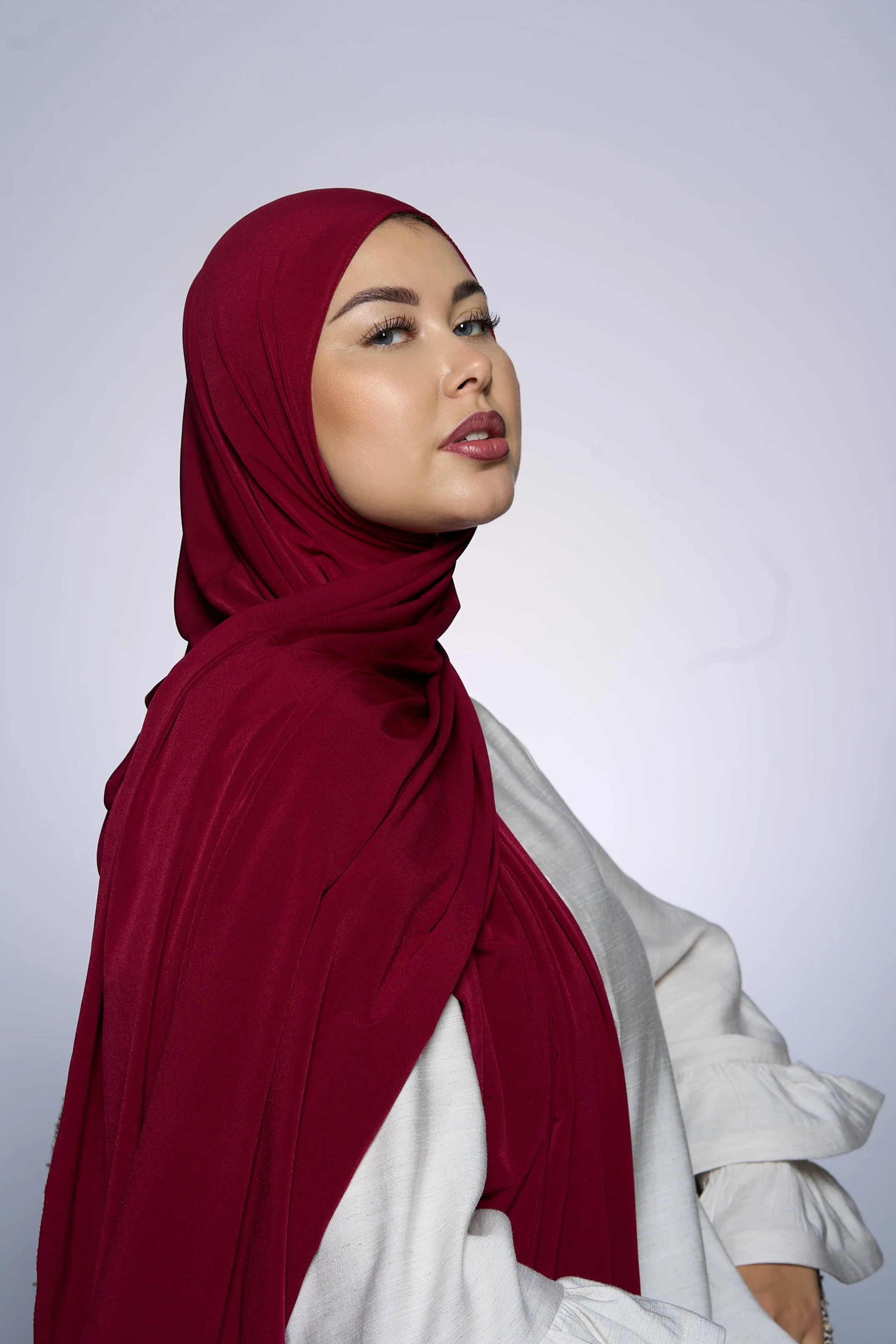 Premium Jersey Hijab Fin - Bordeaux - Image 3